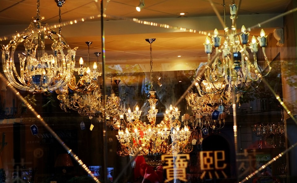 请问一下各位朋友?我想开个灯饰店怎么进货好