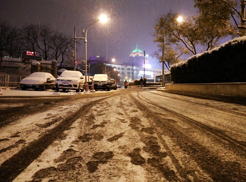 风雪夜归人 - 街拍, 北京, 夜景 - 鹤鸣 - 图虫摄影网