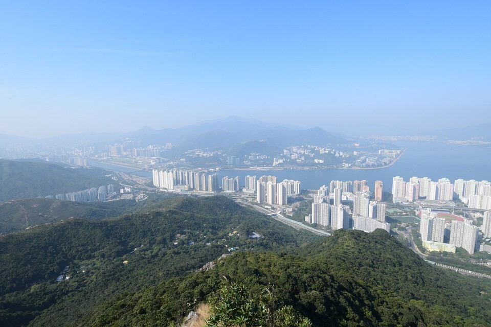 到达了一处视野一流的小平台近看马鞍山屋宛群及远眺沙田狗肚山以至针