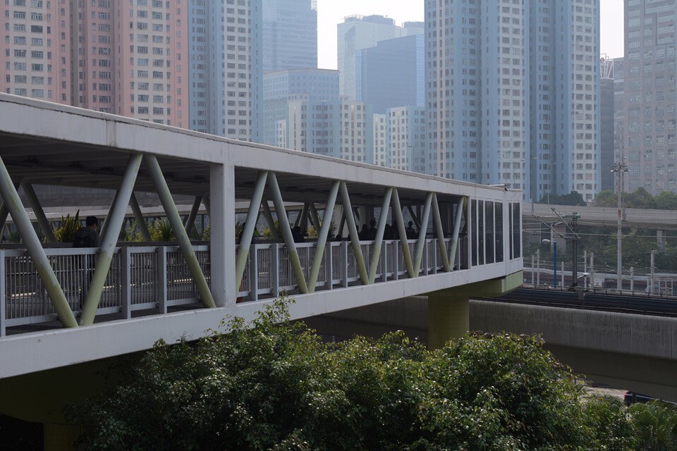 dsc_0162 沿行人天桥落港铁九龙湾站