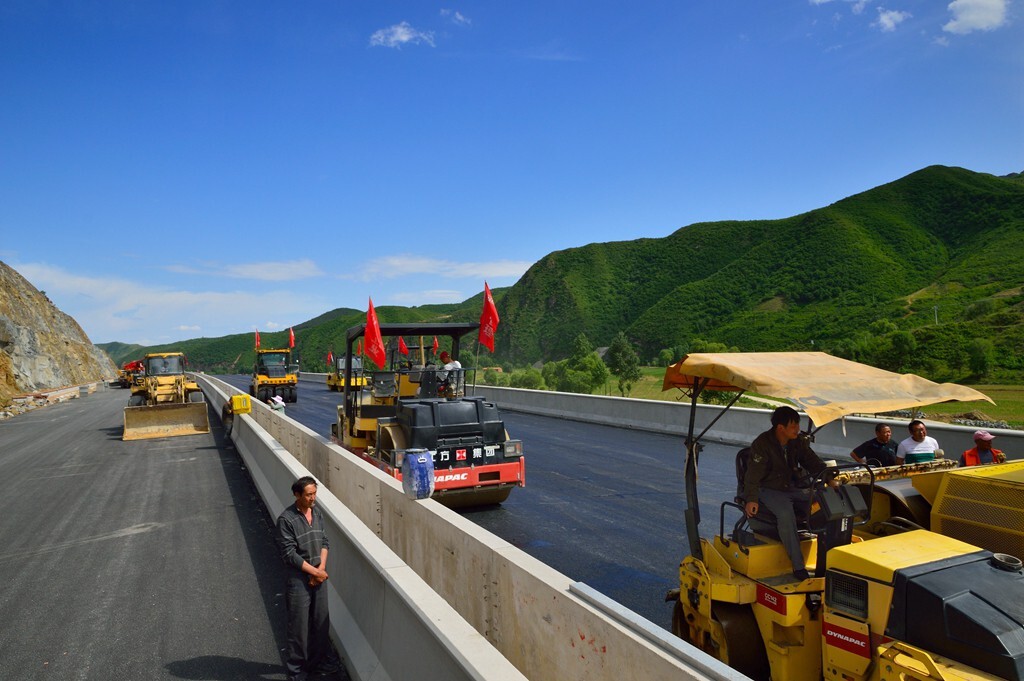 自毕业后至退休,40年从事公路修筑,机械化程度越来越高,公路的质量与