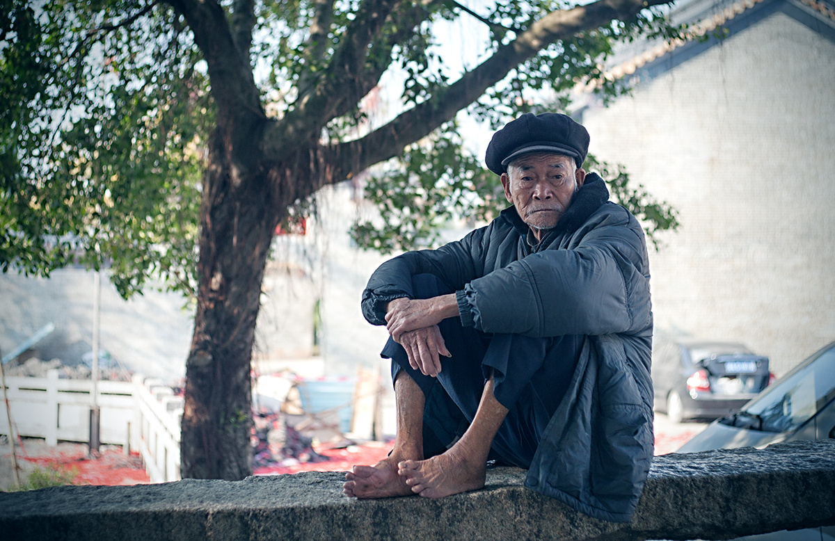 老伯貌似在敬老月的活动上喝了点 脸有点红 不