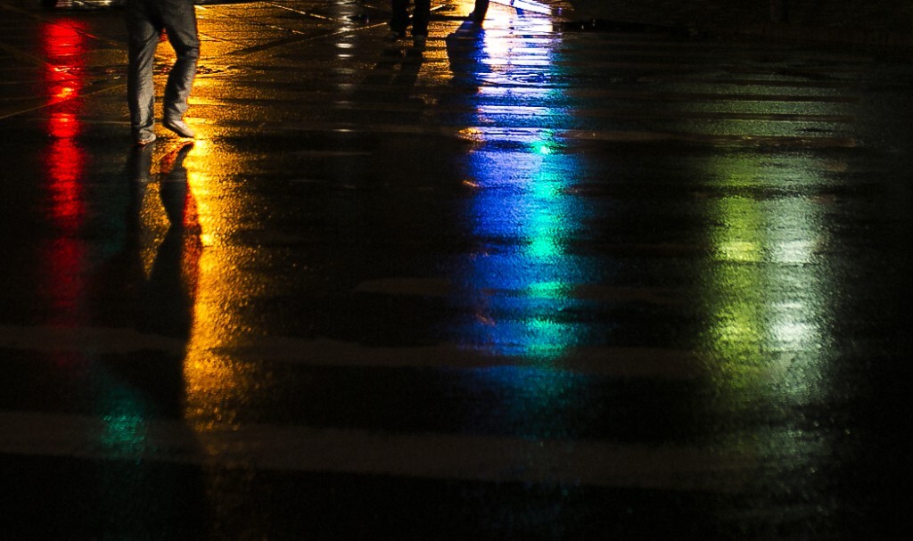 雨夜一个人拿着相机出来找感觉;看着各色的霓虹灯映在路面,突然就觉得