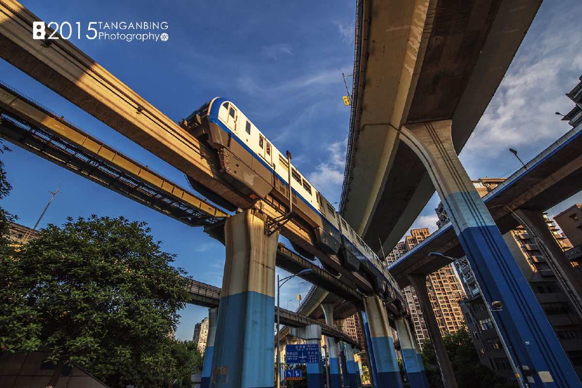 2015《高架桥上奔驰的轨道列车》摄影:唐安冰 - 重庆, 城市, 色彩, 尼康, 建筑, 广角 - 探摄少年唐安冰 - 图虫摄影网