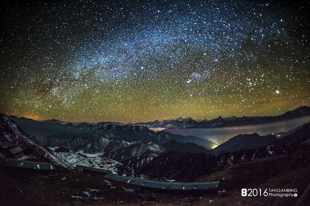 浩瀚无垠的星河在海拔75米的贡嘎山雪山之上,清晰可见.摄影:唐安冰