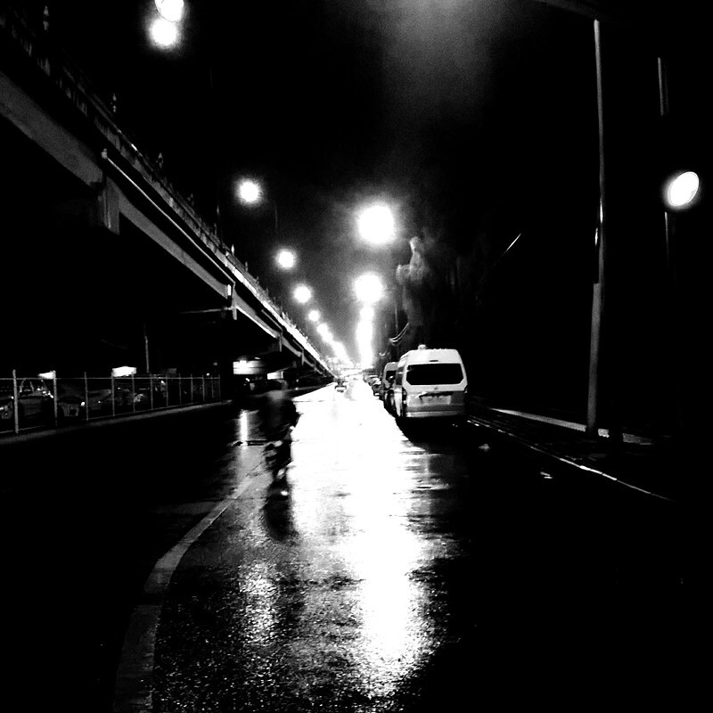 雨夜- 街拍, 人文, 黑白, 手机 - babynana - 图虫