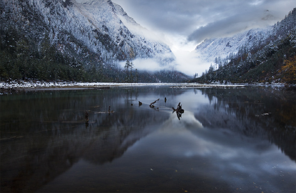 闭眼缄默 - 图虫摄影网