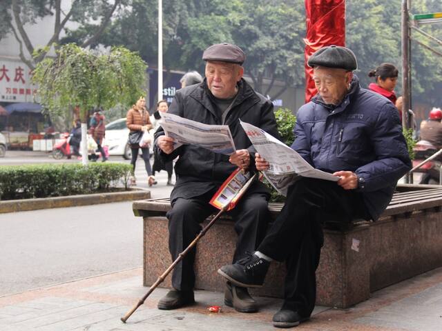 看报纸的老人