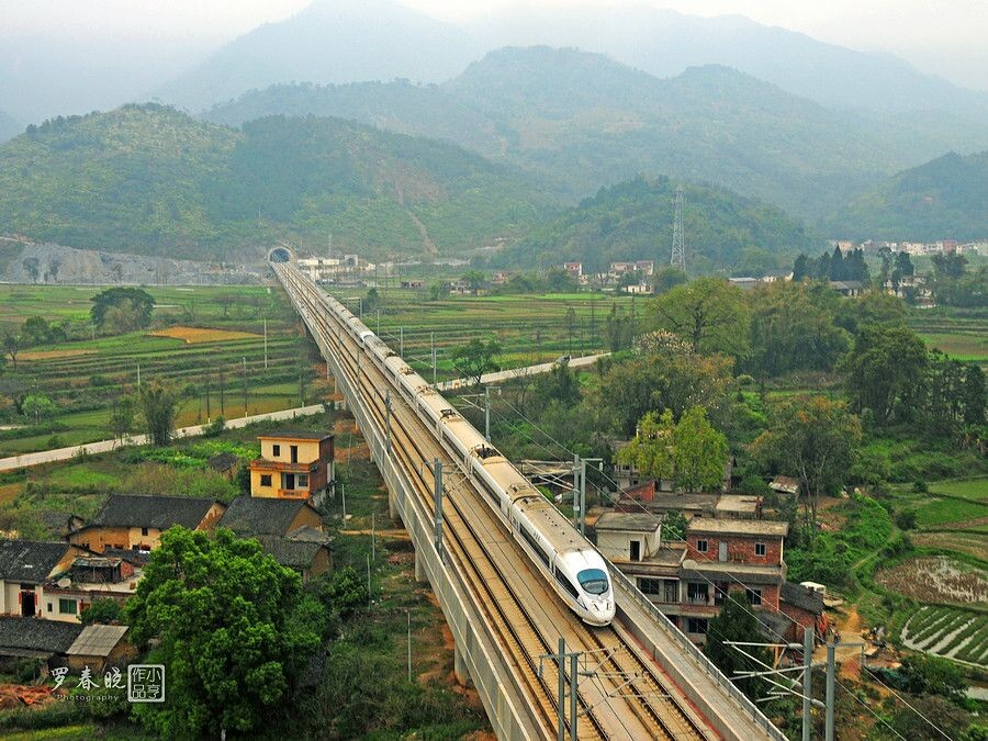 9.高铁列车驶出大瑶山隧道