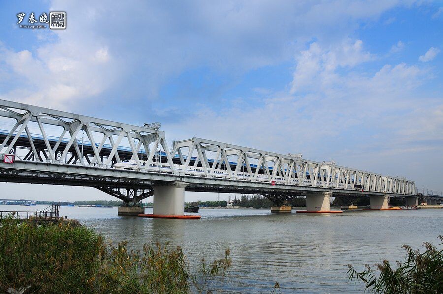 上海金山线动车组通过黄浦江特大桥