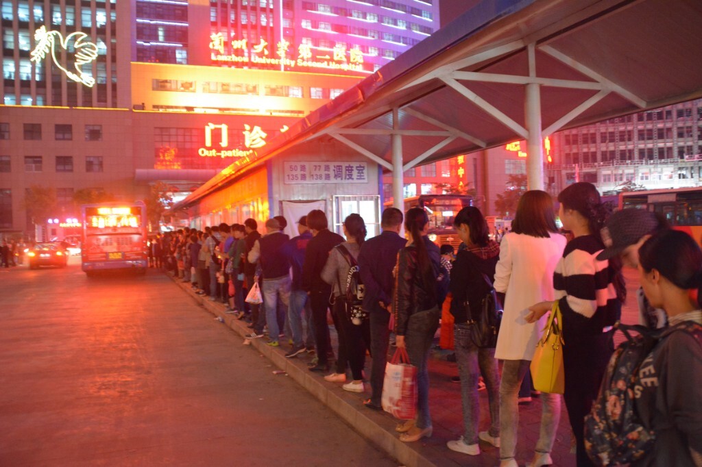 兰州的西关十字,人们等待公交车