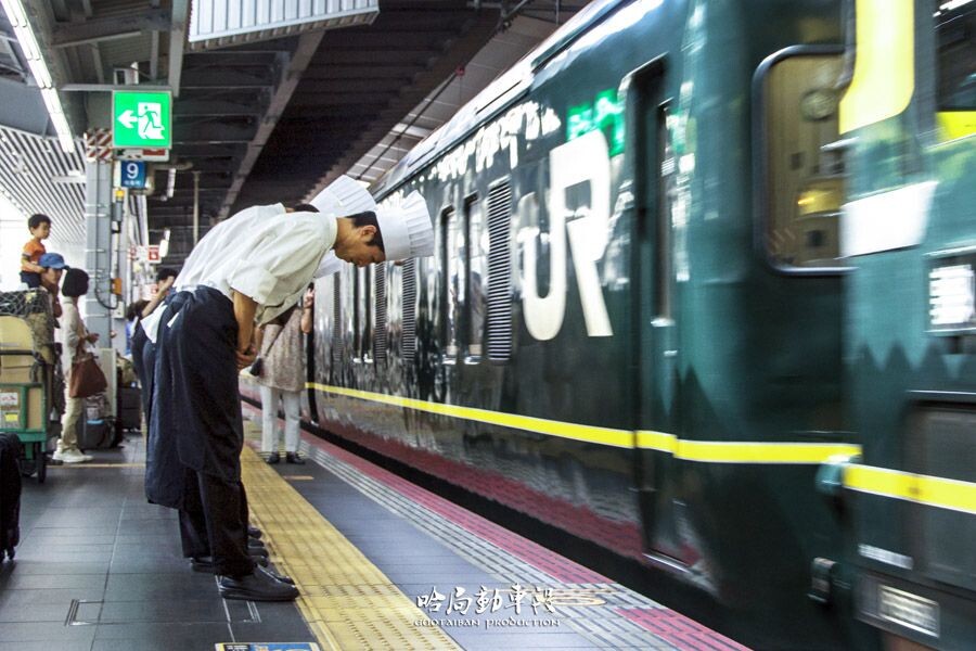 twilightexpress,twilightsparkle 上午11:11分,大阪站10站台,餐车厨师按传统向进站的twilight express