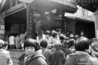 排队进入法会现场