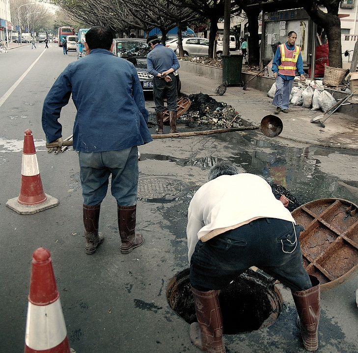 修下水道的工人 - 黑白, 纪实, 城中村 - 城中村-白