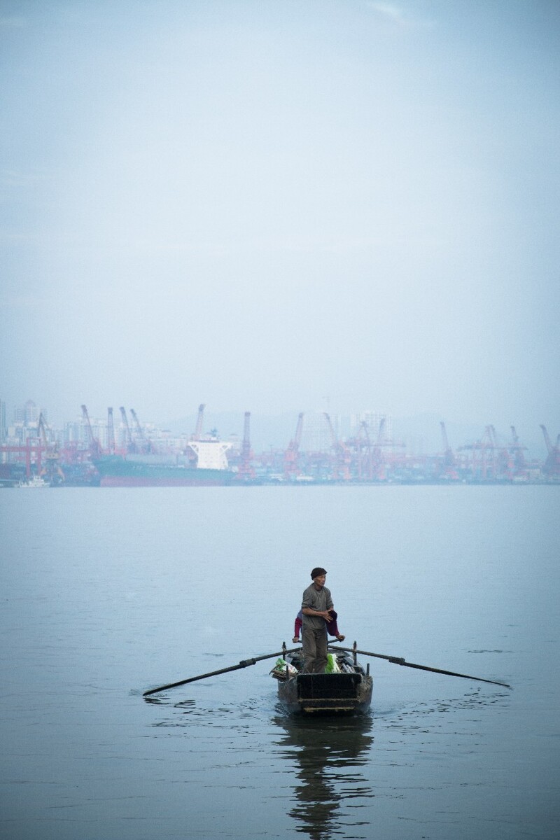 珠江黄埔港旁的小渔夫,捕鱼返航,承载着广州生活的缩影.