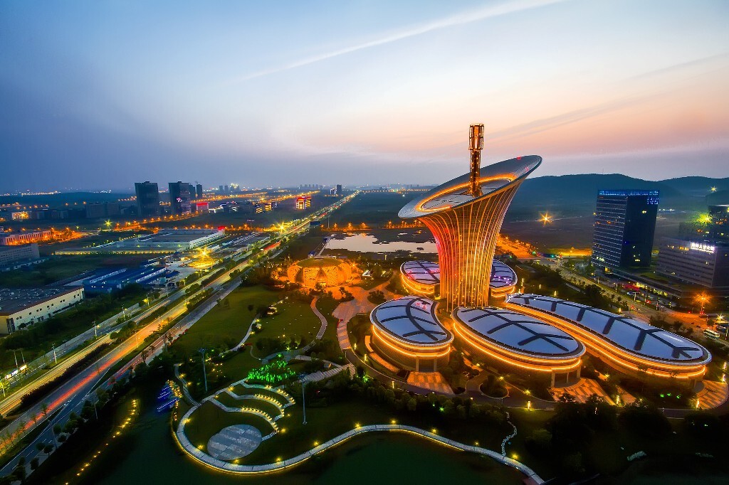上一张 下一张 武汉光谷未来科技城标志"马蹄莲".图片