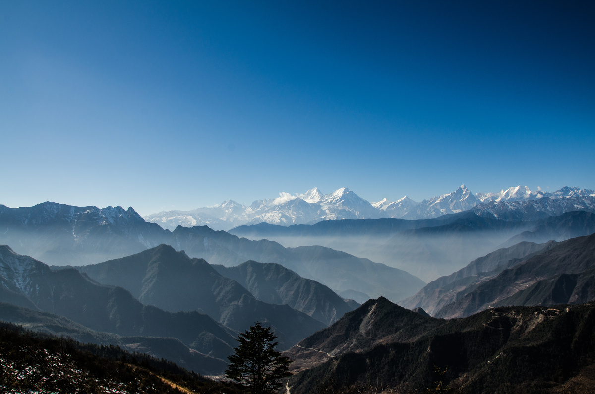 群山回响,浮云种种,不过经年,一眼忘却。