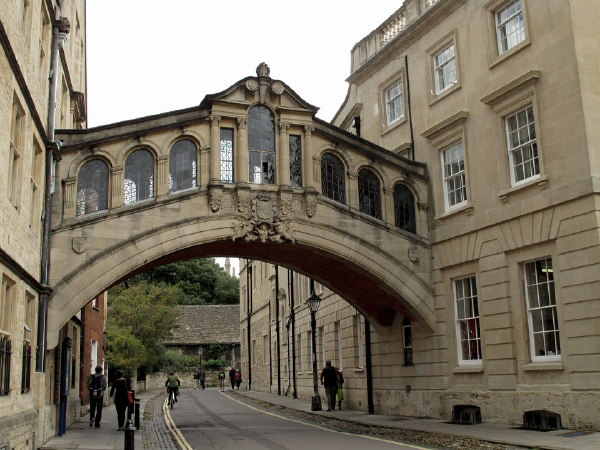 位于Hertford College的“叹息桥”