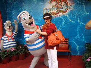mum with sea lion_by kiki