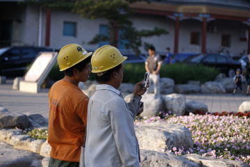拍照的民工兄弟