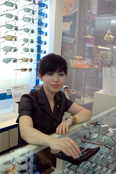 眼镜店店长杨小姐