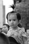 看舞狮的小姑娘