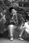 一旁休息的舞狮演员在注视同伴演出