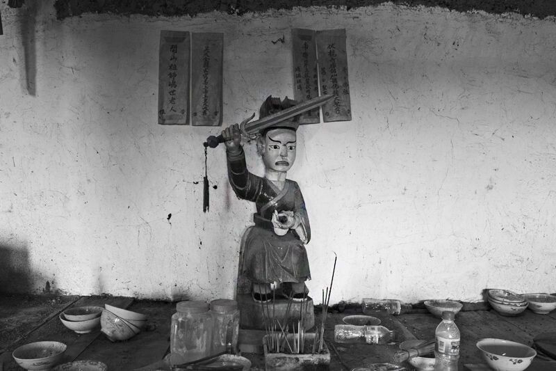 飞越岭上小庙中的神像 - 茶马古道, 2011, 黑白