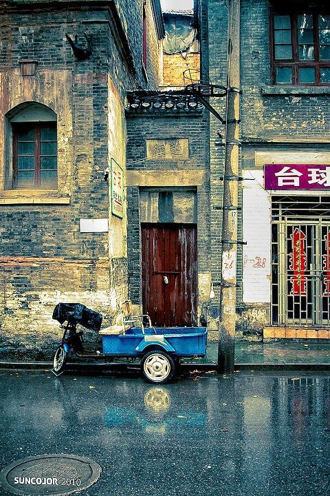 冷雨中的镇江老街-宝盖山路口