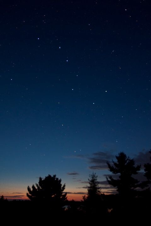静谧夜空中的北斗七星高清图片