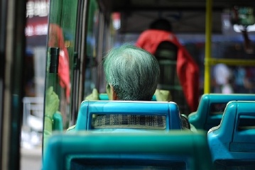 516车上的老太太,双手始终抓紧着靠背