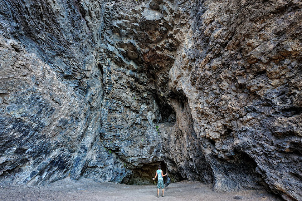 8 胡奕麟 《夏威夷西游记》欧胡岛西岸 2010 秋 - 在“火炎山” 脚下发现巨大洞穴入口