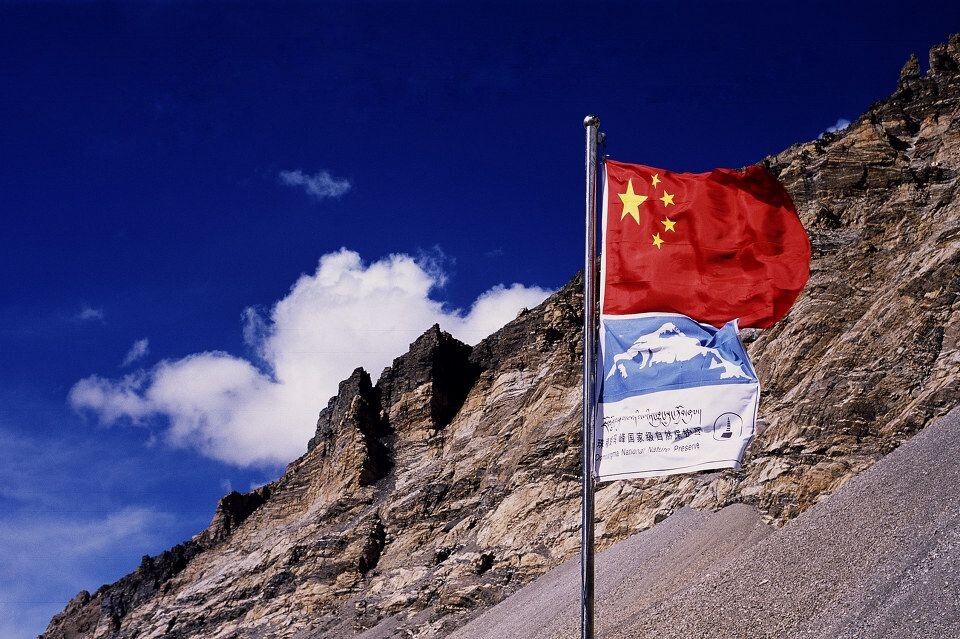 珠峰下的国旗