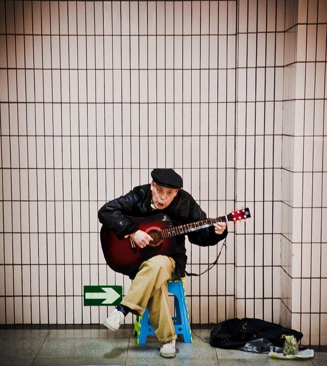 地铁口唱歌的老人