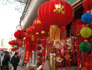 郑州街头红红火火年味浓