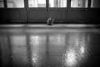 在楼门口躲雨的阿困