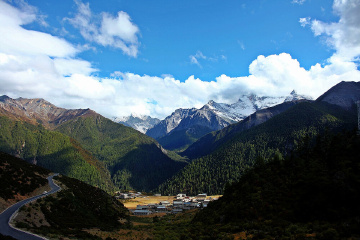 雪山脚下的山村