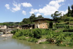 河边小土楼