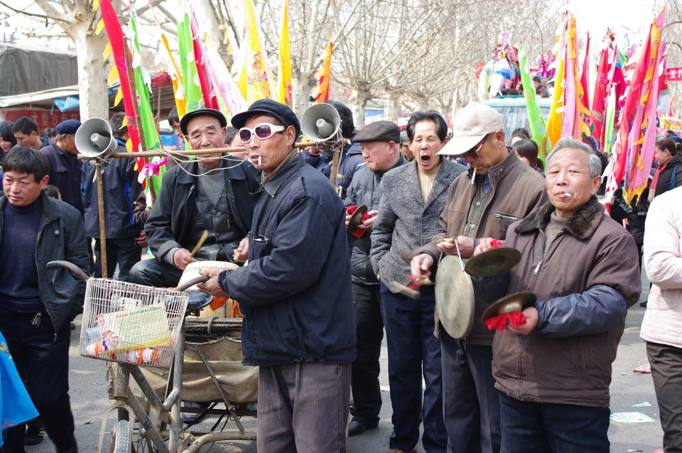 打鼓敲锣古会在正月二十六日,打鼓敲锣,鸣枪去火神庙请火神爷到自己的
