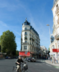 Clémenceau大街（rue deClémenceau），算是vichy最繁华的一条街吧，尽管如此，依旧很窄。很喜欢这东论坛房的设计
