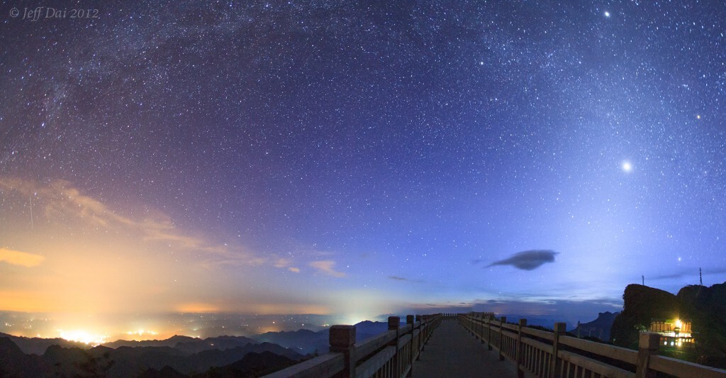 沿着黄道,你还可以看到明亮的金星(启明星)和木星
