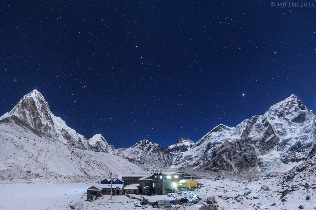 在这个月夜里,北斗七星升起在喜马拉雅山脉上空,左侧北极星出现在7145