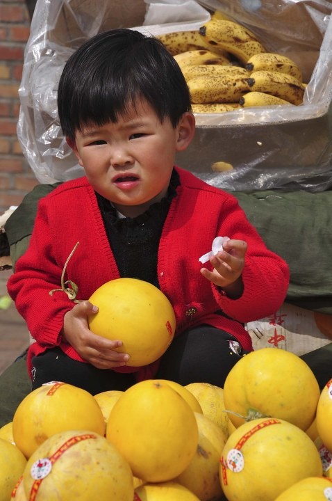 《卖水果的小孩》 - 《乡下赶集》 - 天空一隅