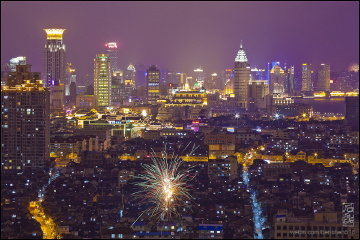 The Phantom of Shanghai night#上海夜魅系列#：二零一二年除夕夜，年夜飯吃到一半，有人就已經耐不住開始燃放爆竹了。畫面前景是魔都具有八十多年歷史的老城廂建築群，中間左側是老城隍廟，背景是黃浦江及多個五星級酒店。摄于大昌街（2012-01-22）