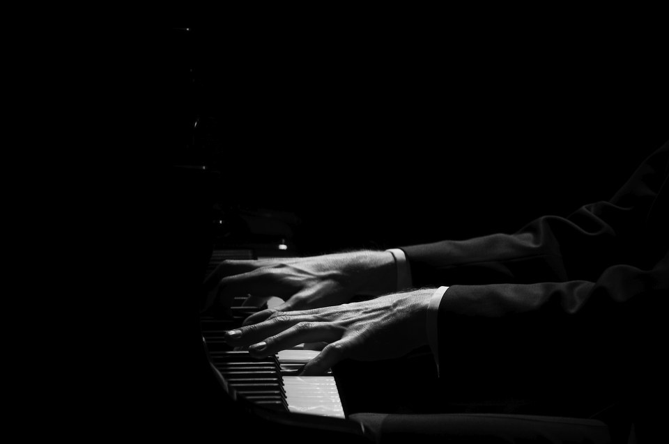 弹奏的手+-+里多