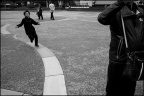沿着曲线奔跑的男孩