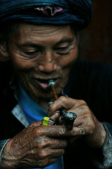 抽烟的老者