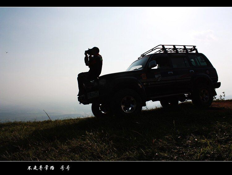 图为会员林托(已授权)正在越野车(丰田lc80)上拍摄美景.