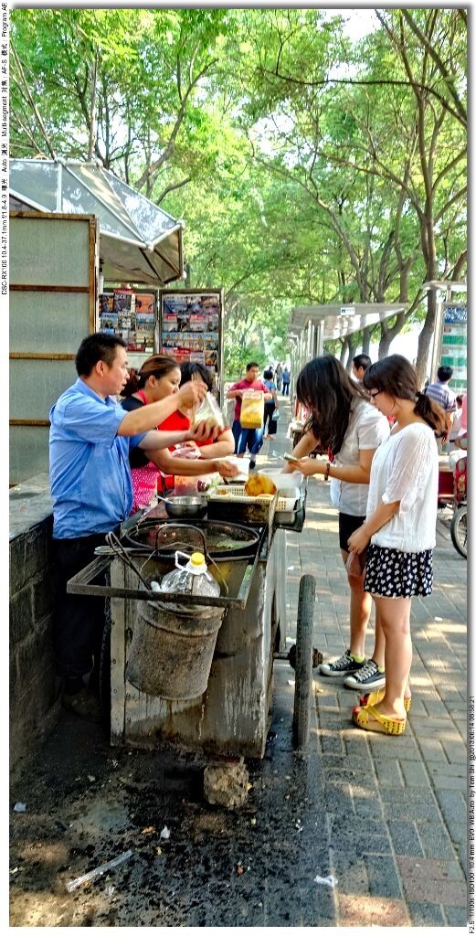 在寻常夏日的街头,公交车站边早餐摊,苹果店门前的黄牛,整理快件的