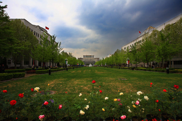 清华大学主楼前